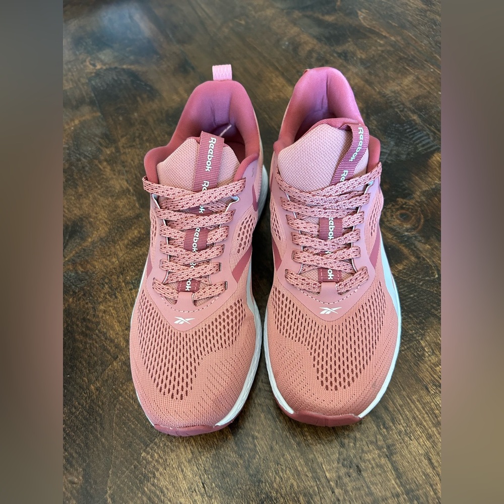 Women’s Reebok tennis shoe